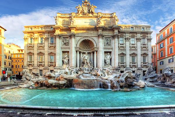 Bei einem Sightseeing Trip in Europa bietet sich der Besuch des Trevi Brunnen in Rom an. Kreuzfahrt jetzt buchen!