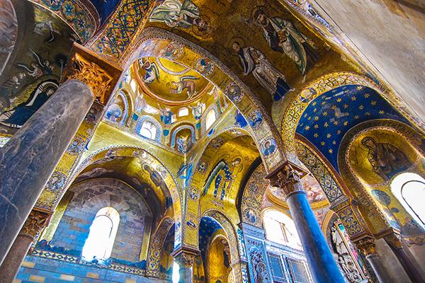 Auf Ihrer Kreuzfahrt durch Sizilien (Italien) entdecken Sie Kirchen von innen mit schönen Mosaiken und Wandmalereien. 
